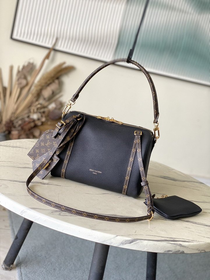 L X V Shoulder bag/handbag