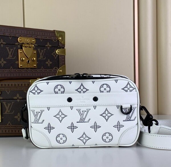 L X V  Messenger Bags Size：18.5x11x6.5cm