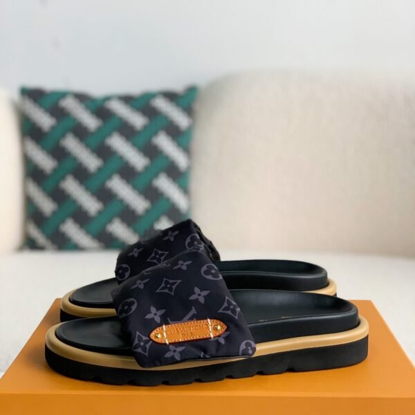 L X V SLIPPERSSUNGLASSES