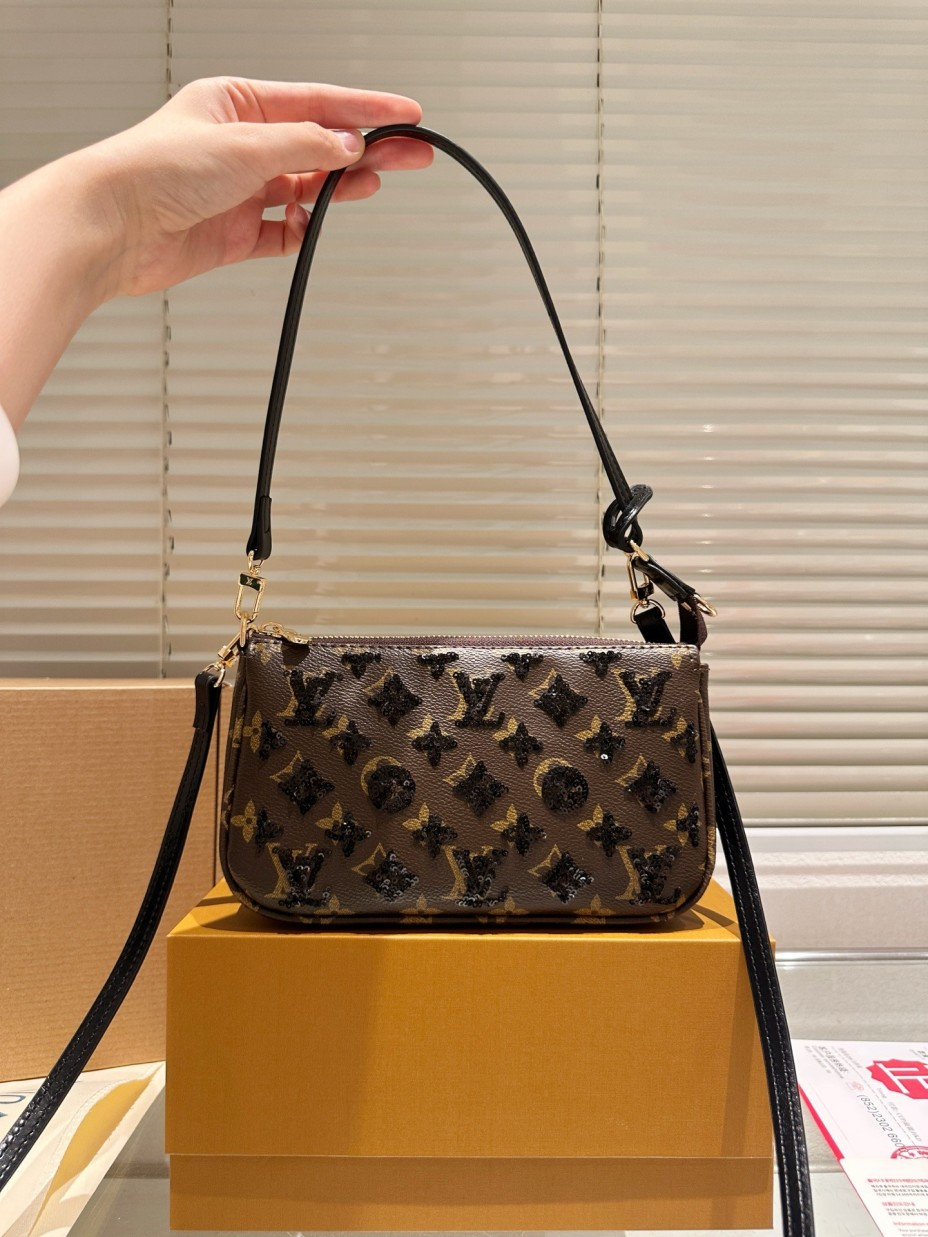 L X V Shoulder bag 23.5*13.5*4cm