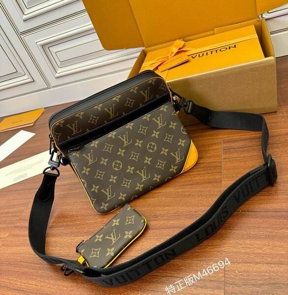 L X V  Messenger Bags Size：25*18.5*7cm