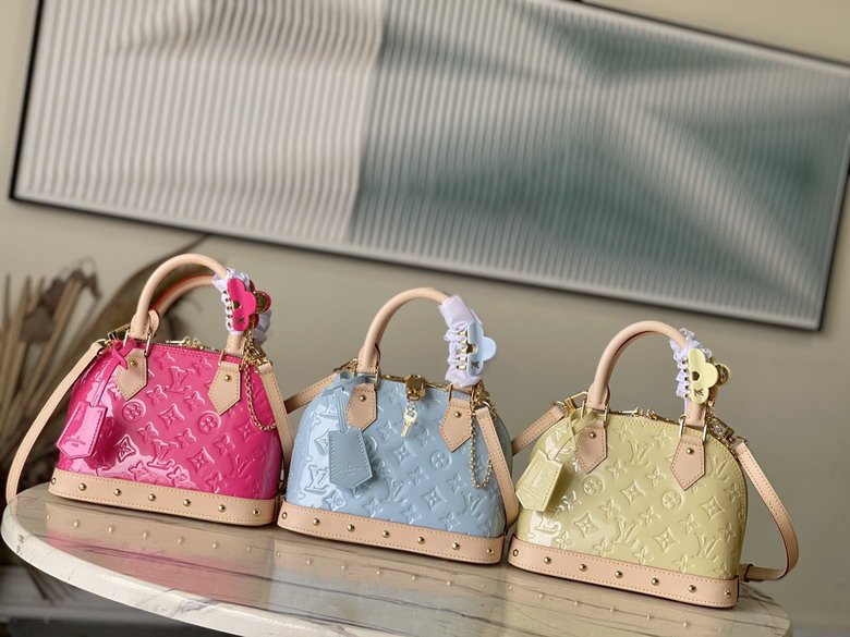 L X V Handbag 23.5x17.5zx11.5cm