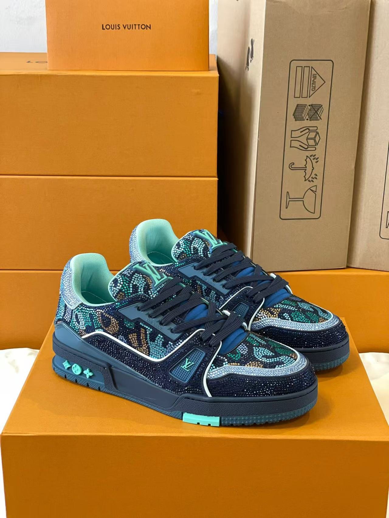 L X V TRAINER SneakersSUNGLASSES