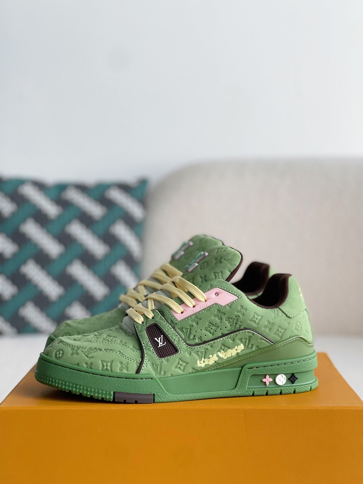 L X V SNEAKERSSUNGLASSES