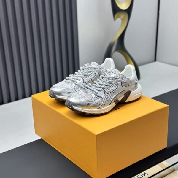 L X V SNEAKERSSUNGLASSES