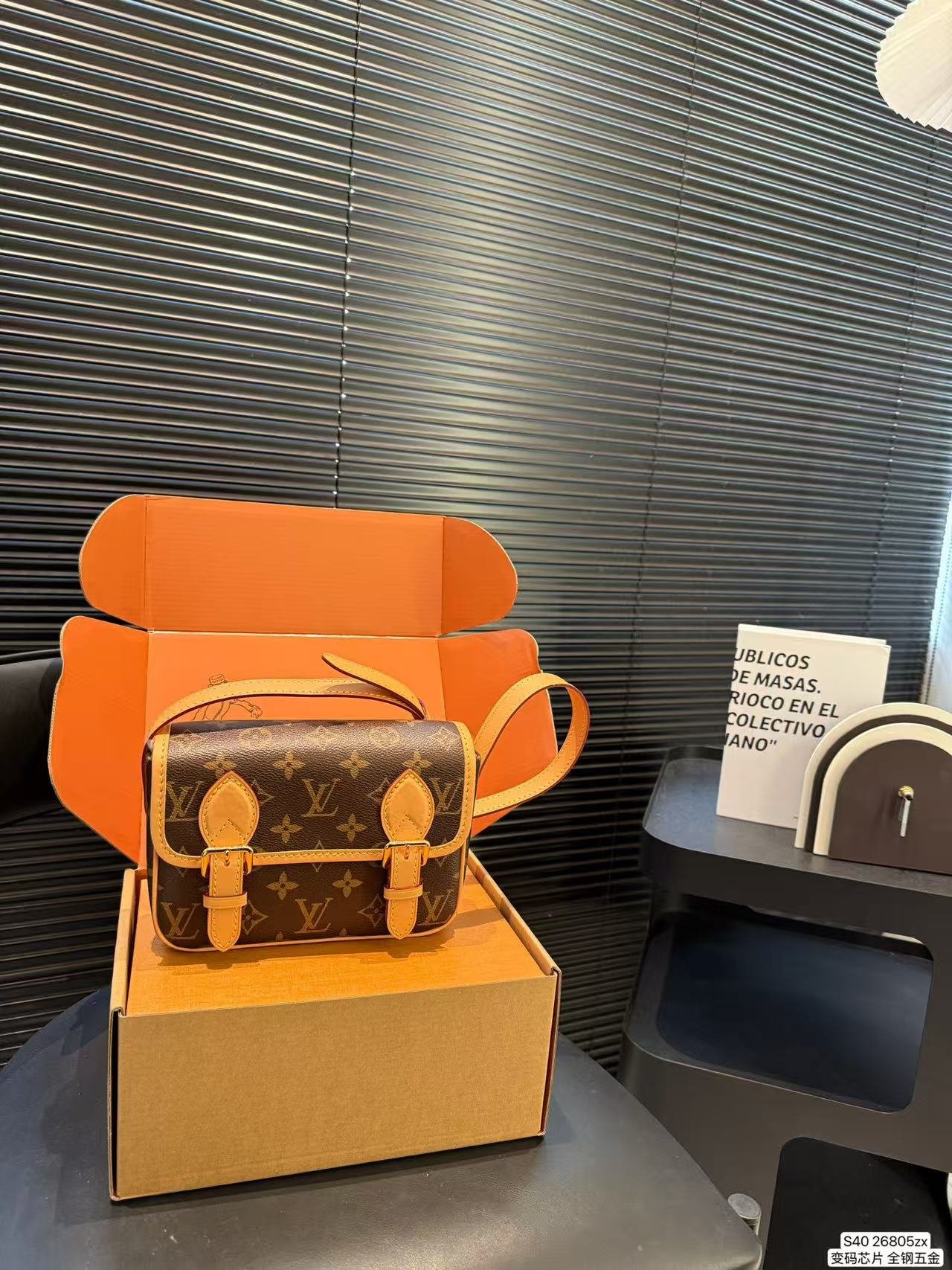 L X V SATCHEL M26805 15*6*19.5CM