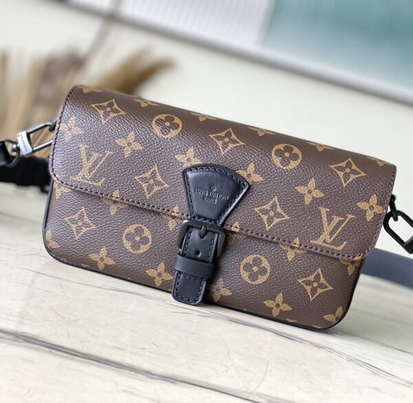 L X V  Messenger Bags Size：22x12x6cm