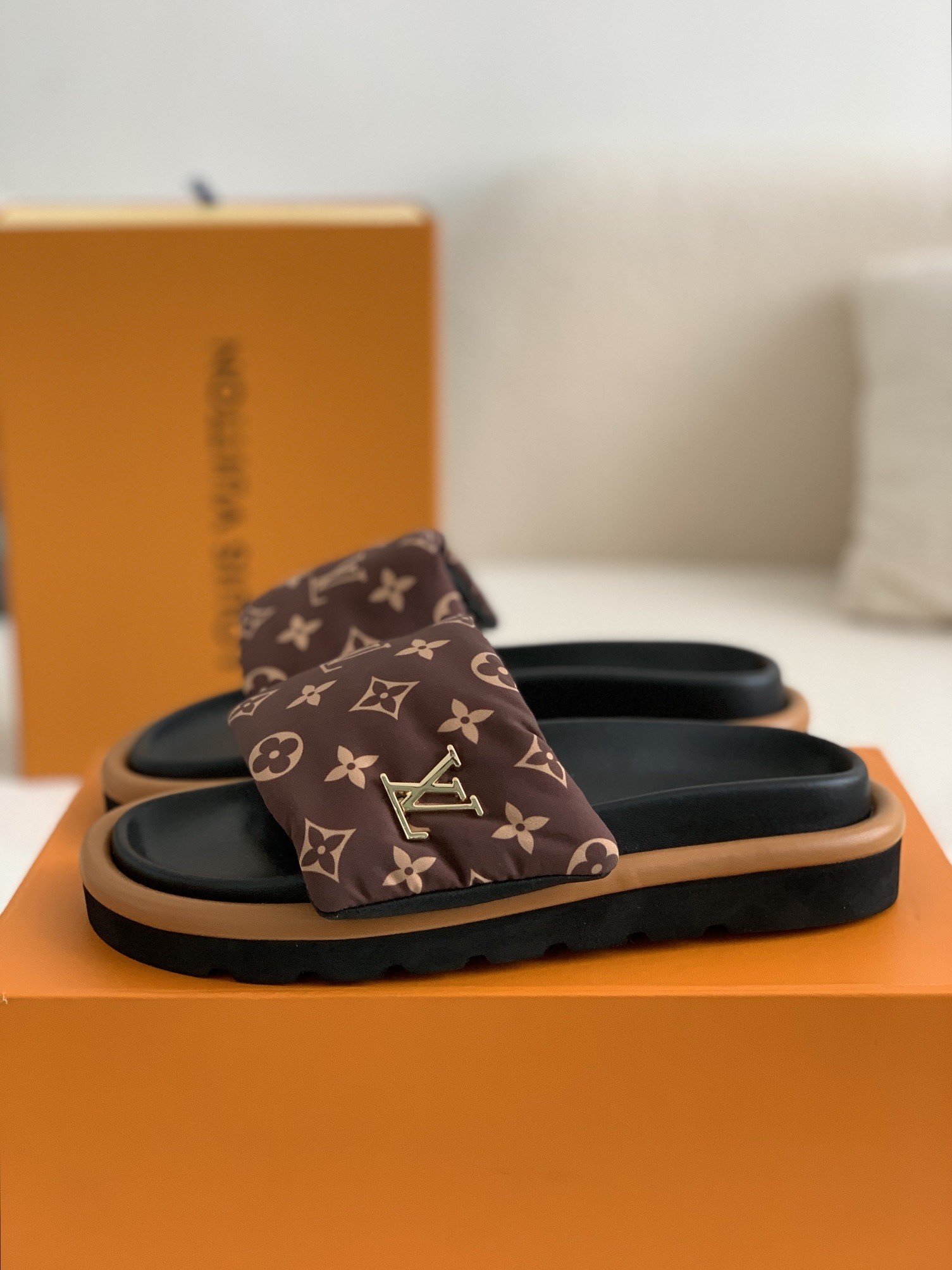 L X V WOMEN'S SLIPPERSSUNGLASSES