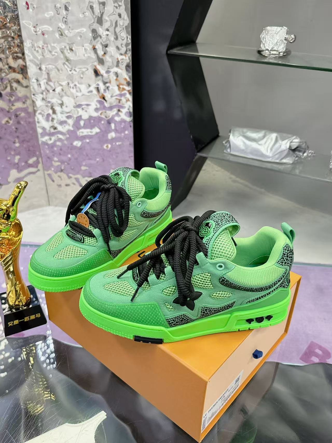 L X V NEW SKATESUNGLASSES