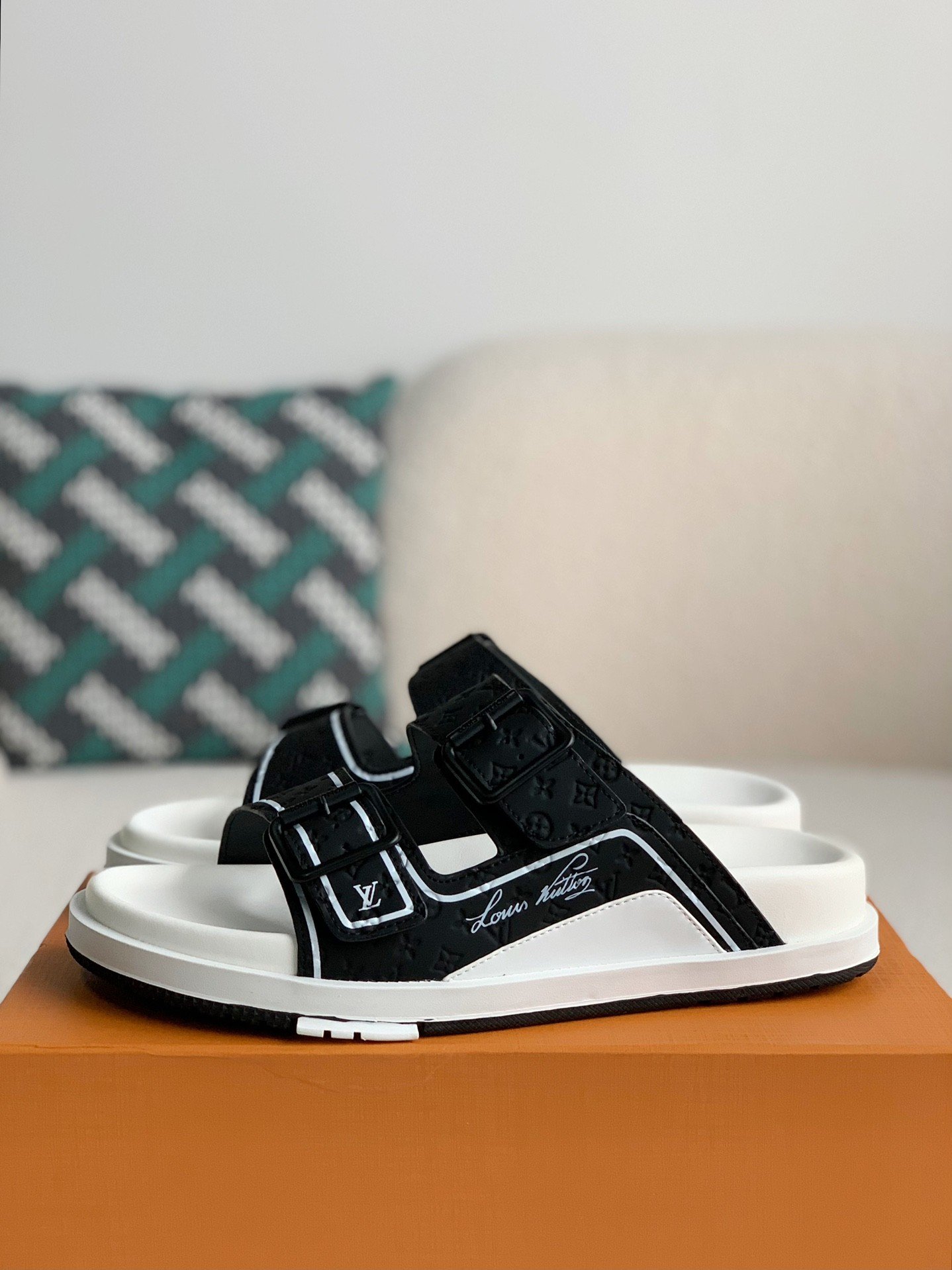 L X V MAN SLIPPERSSUNGLASSES