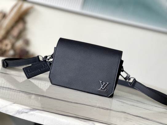 L X V  Messenger Bags 17.3x12x7cm