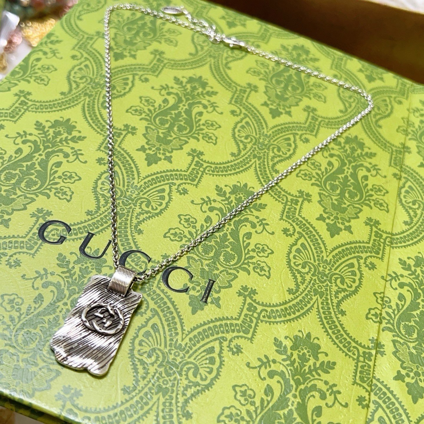 GUC necklaceSUNGLASSES