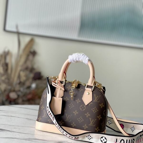 L X V Bag 23.5x17.5zx11.5cm